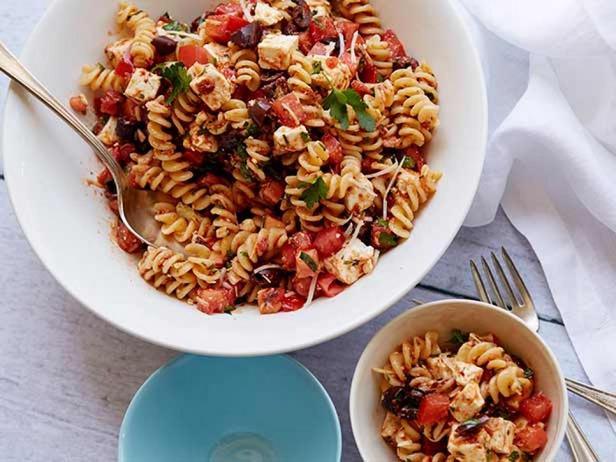 Foto des Gerichts – Nudelsalat mit sonnengetrockneten Tomaten und Feta-Käse