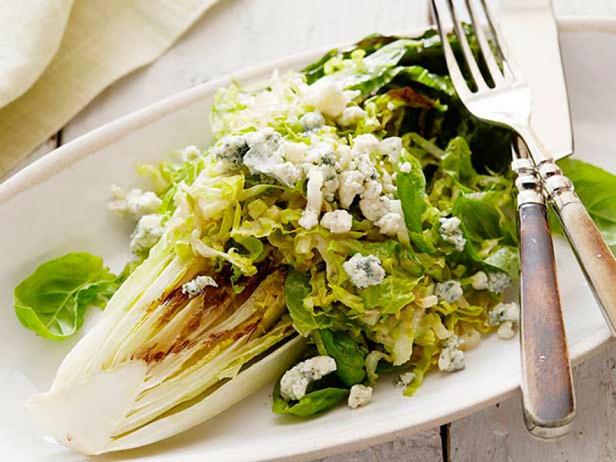 Foto des Gerichts – Gegrillter Römersalat gefüllt mit Blauschimmelkäse-Sardellen-Dressing