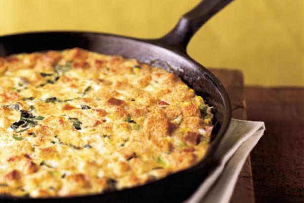 Foto des Gerichts – Maispudding mit Schinken und Käse in der Pfanne