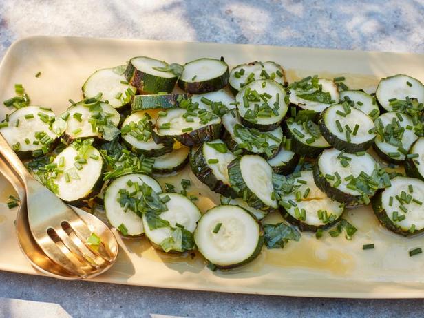 Foto des Gerichts – Gegrillte ganze Zucchini mit Basilikum-Vinaigrette
