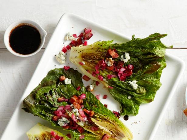 Foto des Gerichts – Gegrillter Römersalat mit Blauschimmelkäse und Speck