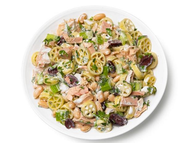 Foto des Gerichts – Salat mit Nudeln, Thunfisch, Sellerie, weißen Bohnen und Oliven