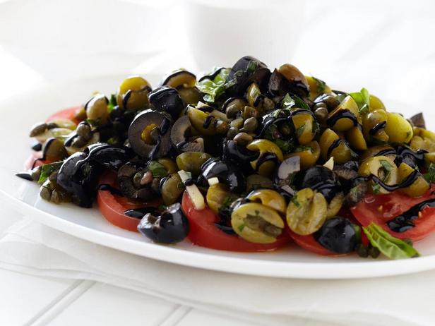 Foto des Gerichts – Römischer Sommersalat mit Oliven und Tomaten