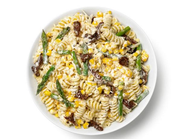 Foto des Gerichts – Salat aus Nudeln, Spargel, Mais und sonnengetrockneten Tomaten