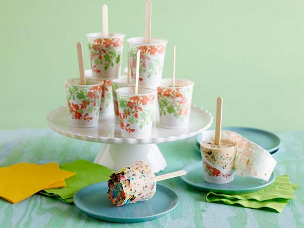 Foto des Gerichts – Eiscreme mit Keksen und Süßigkeiten