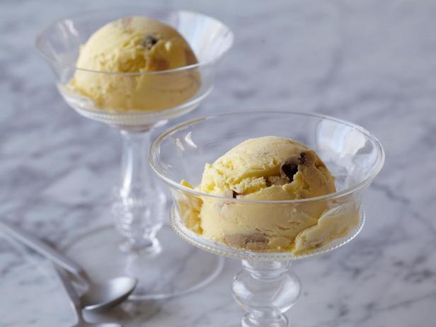 Foto des Gerichts – Hausgemachtes Eis mit Keksteigstückchen und Schokoladenstückchen