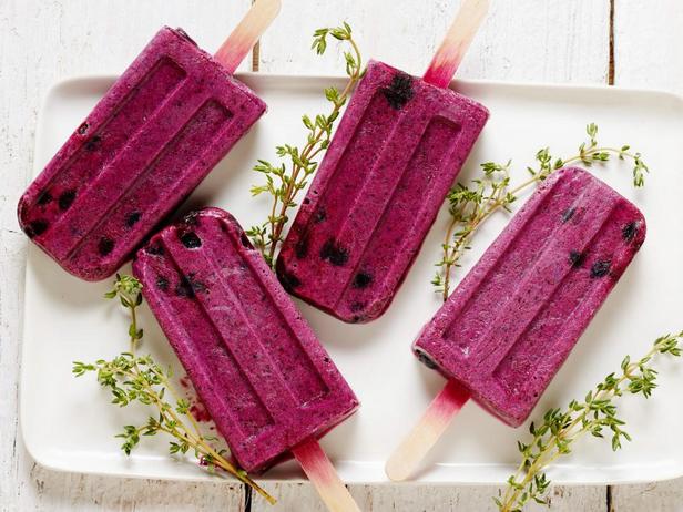 Foto des Gerichts – Blaubeer-, Thymian- und Kondensmilch-Eis am Stiel
