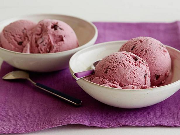 Foto des Gerichts – Hausgemachtes Eis mit Brombeeren und Schokolade