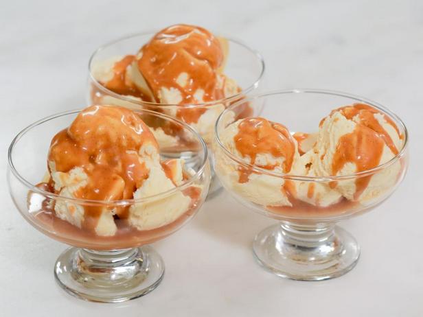 Foto des Gerichts – Passionsfruchteis mit Rum-Vanille-Karamellsauce