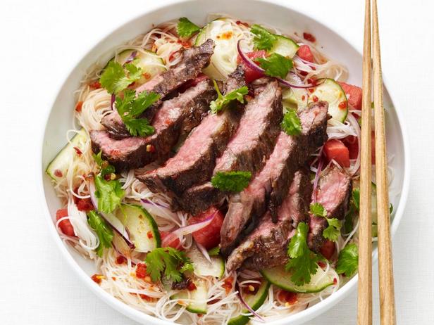 صورة الطبق - سلطة نودلز تايلاندية مع لحم بقري