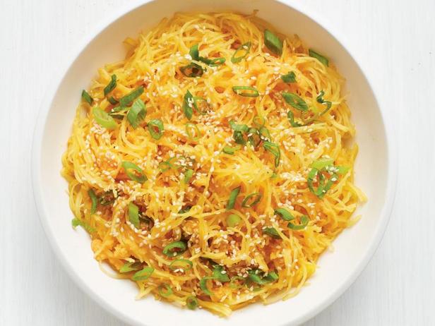 Wie man Spaghetti-Kürbis mit Ingwer und Frühlingszwiebeln zubereitet