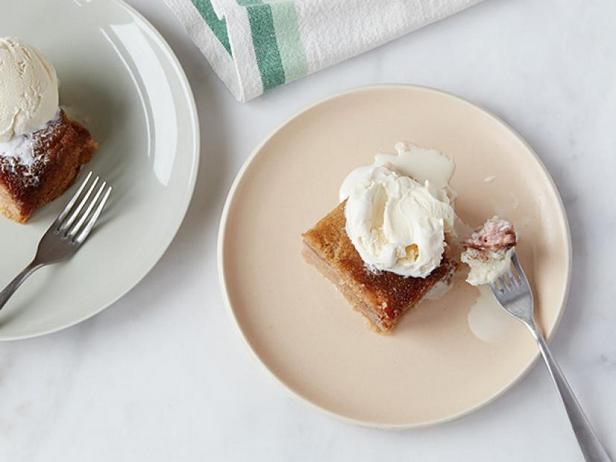So bereiten Sie einen Bananen-Upside-Down-Kuchen aus dem Slow Cooker zu