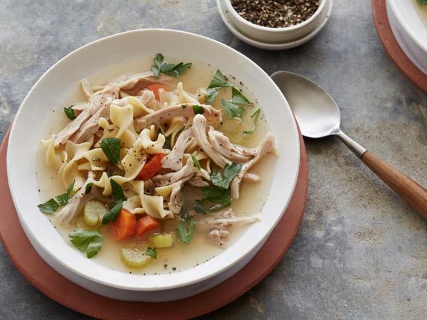 Πώς να φτιάξετε σούπα κοτόπουλου με noodles σε αργή κουζίνα