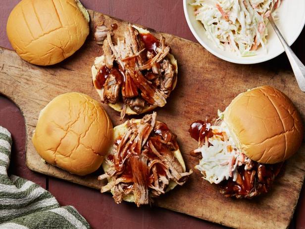 So bereiten Sie Pulled Pork Sandwiches aus dem Slow Cooker zu
