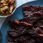 أضلاع مطهوة ببطء وخيار كوري حار