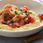 عصيدة دقيق الذرة والروبيان في قدر الطهي البطيء
