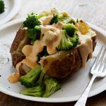 Gebackene Kartoffeln aus dem Slow Cooker mit Brokkoli und Cheddar