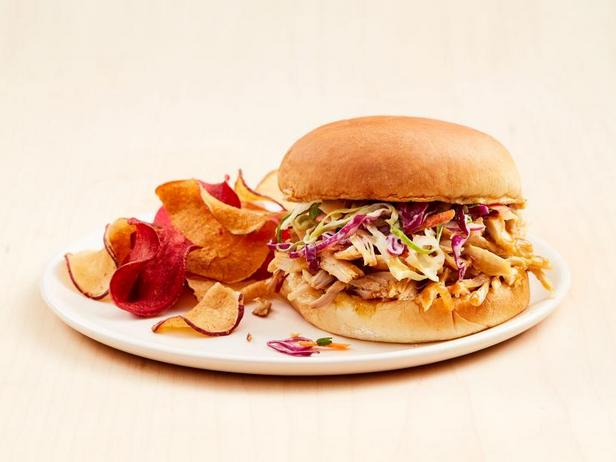 So bereiten Sie hawaiianische Pulled-Chicken-Sandwiches aus dem Slow Cooker zu