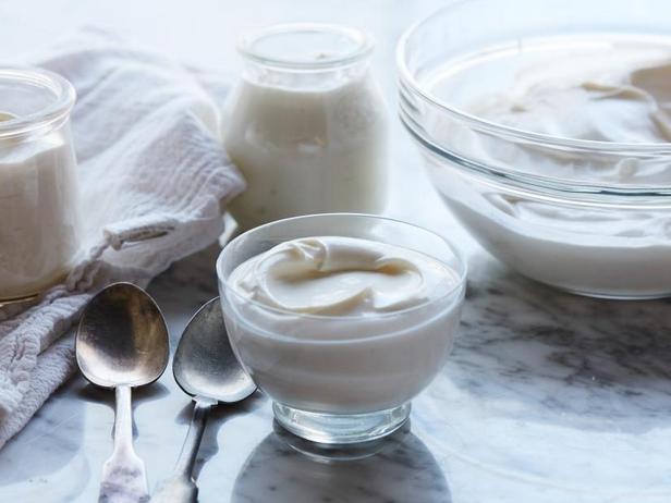 Wie man Joghurt im Schongarer zubereitet