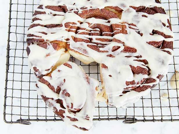 Wie man Cinnabon-Zimtschnecken zubereitet