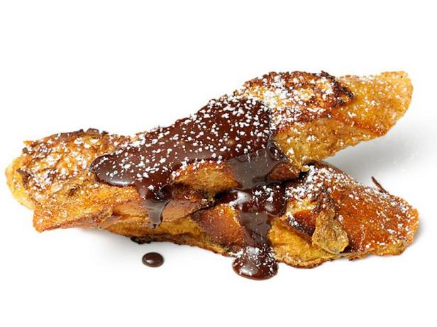 So bereiten Sie French Toast mit Schokoladensirup zu