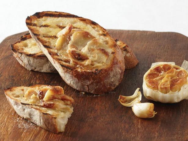 Wie man Bruschetta mit geröstetem Knoblauch zubereitet
