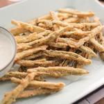 Geröstete Jalapeños mit geröstetem Knoblauch-Ranch-Dressing