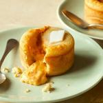 Maismuffins mit einer flüssigen Füllung namens Chile con queso