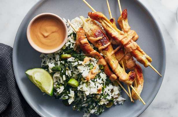 Wie man Hähnchen-Satay mit Erdnusssauce zubereitet