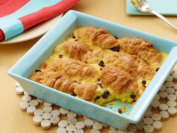Wie man Croissant-Brotauflauf zubereitet