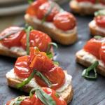 Crostini mit gebackenen Tomaten, Ricotta und Basilikum