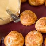 Gougères mit flüssigem Käse und Senf-Bier-Dip