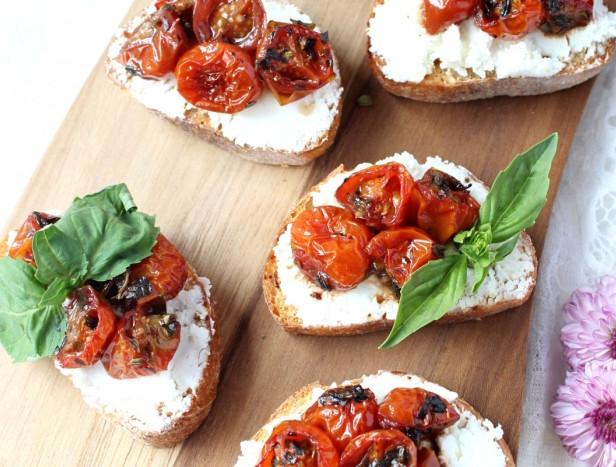 Πώς να φτιάξετε - Crostini με ψητές ντομάτες και 3 είδη τυριών
