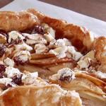 Apfelgalette mit Ziegenkäse, Kirschen und Mandelbelag