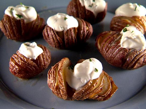 Wie man Hasselback-Kartoffeln mit Knoblauch und Sauerrahm zubereitet