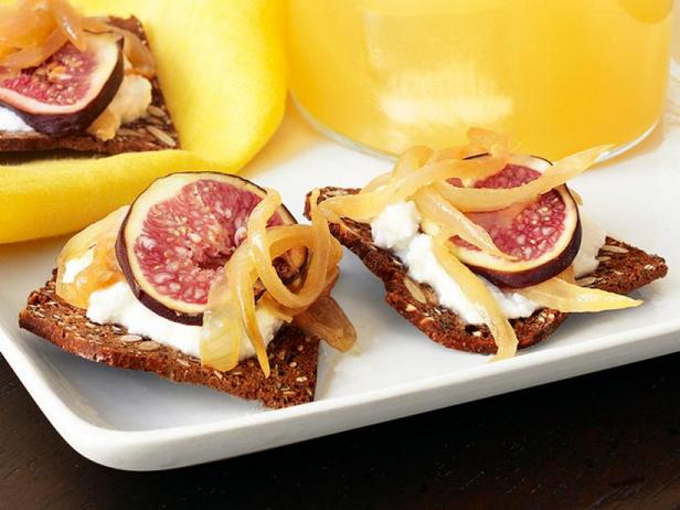 Rezept für Cracker mit Senf-Zwiebel-Marmelade und Feigen