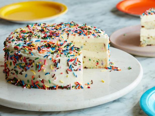 Come preparare una torta di compleanno con coriandoli in una pentola a cottura lenta
