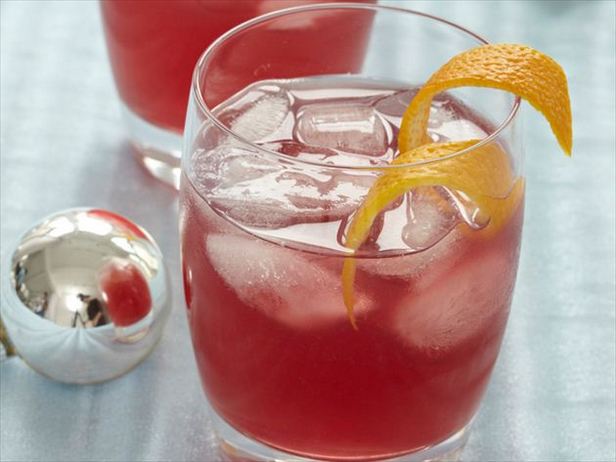 So bereiten Sie einen belebenden Orangen-Johannisbeer-Cocktail zu