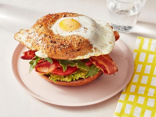 So bereiten Sie ein California Egg-in-a-Hole BLT-Sandwich zu