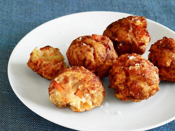 Wie man Lachs-Kroketten zum Frühstück zubereitet