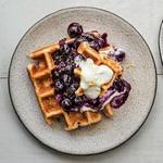 Waffeln mit Blaubeerkompott und Zitronenricottacreme