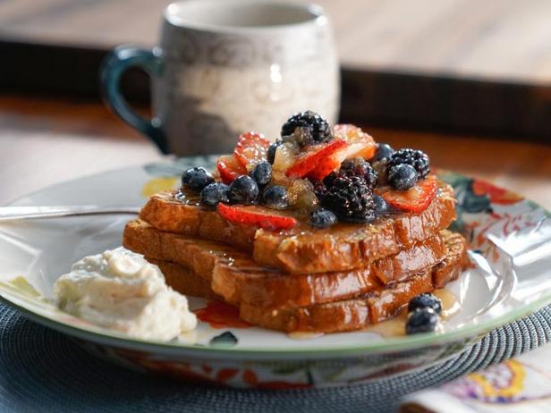 So bereiten Sie French Toast mit Apfel-Beeren-Kompott und Apfel-Mascarpone-Creme zu
