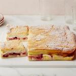 Magischer Schichtkuchen mit Beeren