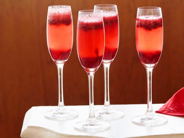 Wie man einen Kir Royale Cranberry Cocktail zubereitet