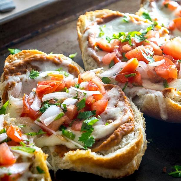So bereiten Sie scharfe mexikanische Molletes-Sandwiches zu