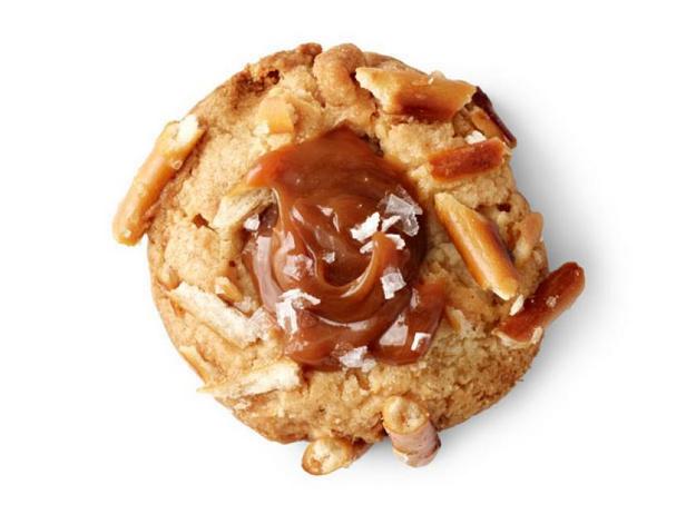 Come preparare i biscotti con impronta di pollice, caramello e cannucce salate