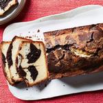 Marmorierter Pfundkuchen mit heißer Schokoladenmischung