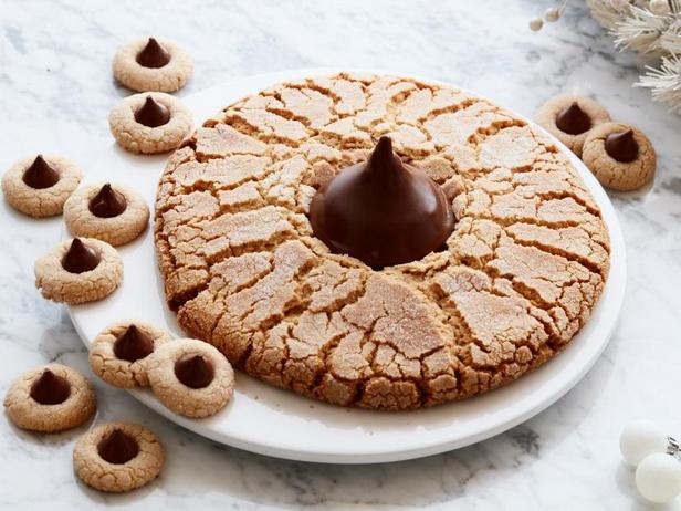 Wie man riesige Erdnussbutterkekse mit Schokoladenfüllung zubereitet