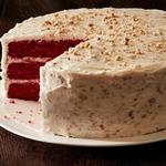 Roter Samtkuchen mit Nüssen