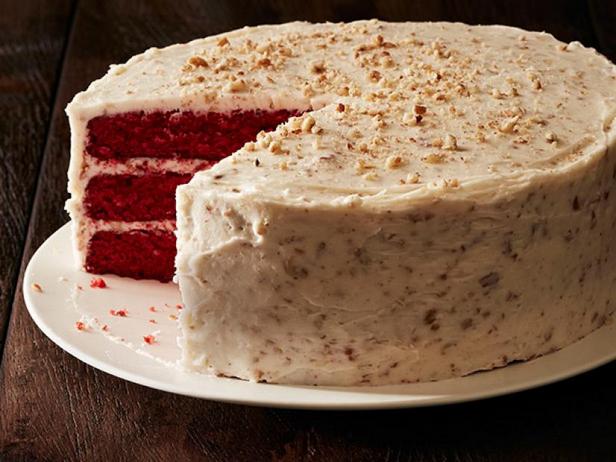Wie man Red Velvet Cake mit Nüssen zubereitet